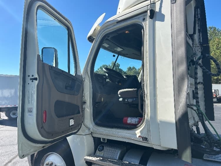2019 Freightliner Cascadia — photo 9