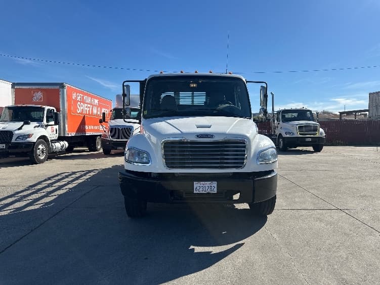 2017 Freightliner M2 106 — photo 2