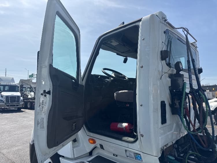 2019 International LT — photo 9