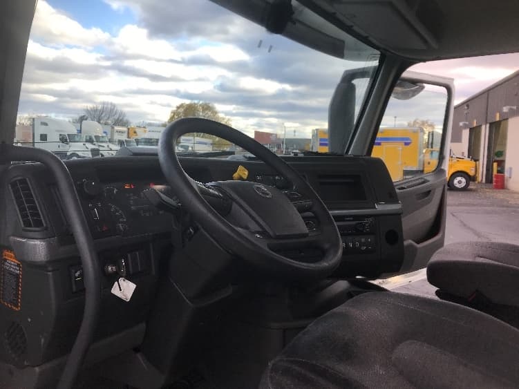 2019 Volvo VNL 300 — photo 10