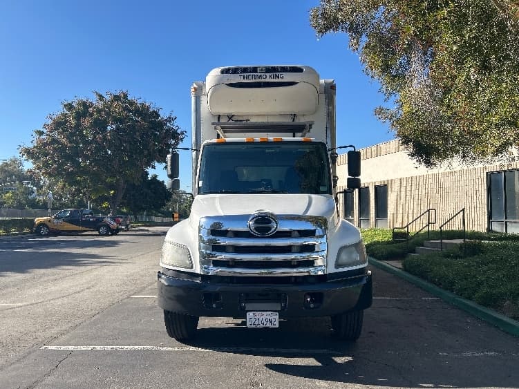 2019 Hino 268 — photo 2