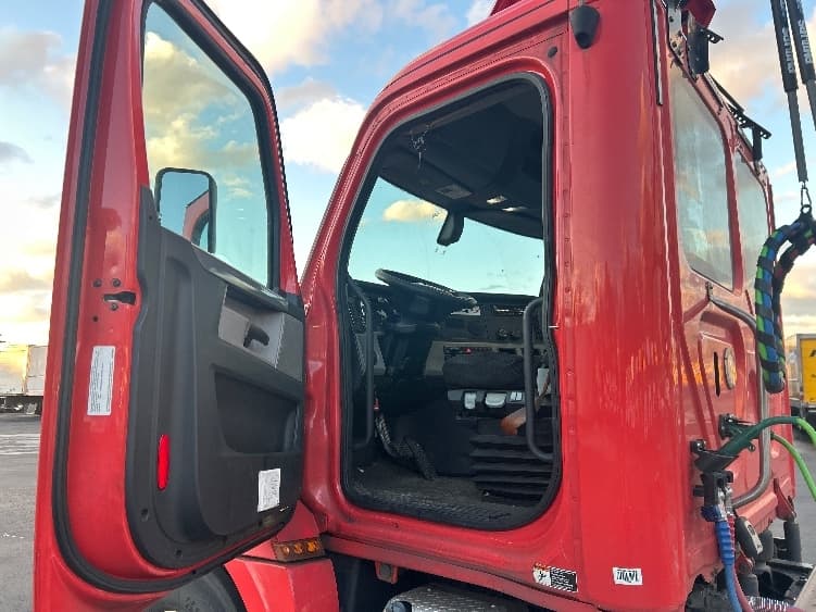 2019 Freightliner Cascadia — photo 9