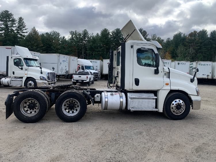 2019 Freightliner Cascadia — photo 8