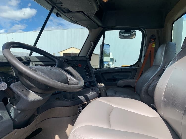 2019 Freightliner Cascadia — photo 10