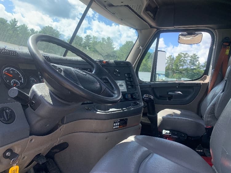 2019 Freightliner Cascadia — photo 10