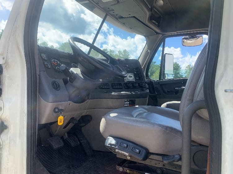 2019 Freightliner Cascadia — photo 9