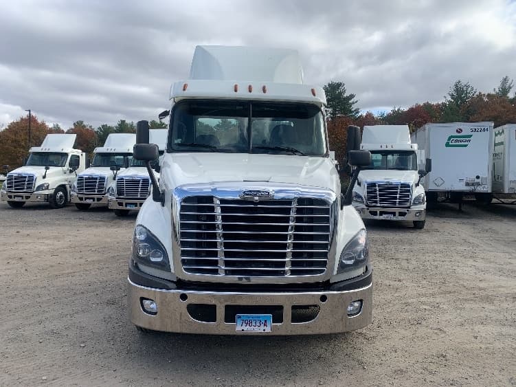 2019 Freightliner Cascadia — photo 2