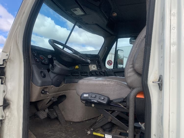 2019 Freightliner Cascadia — photo 9