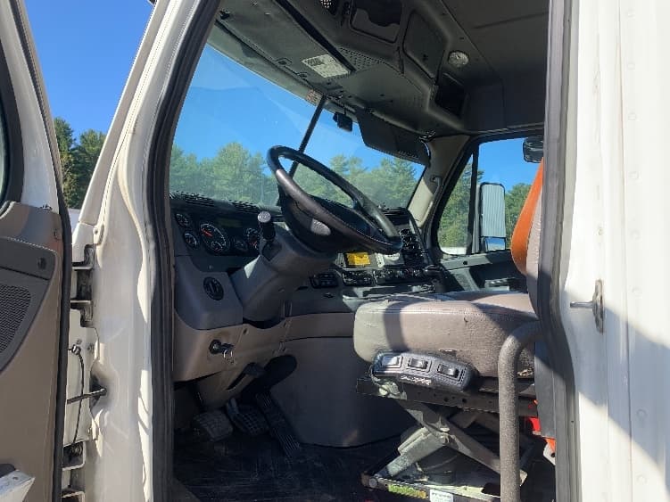 2019 Freightliner Cascadia — photo 9