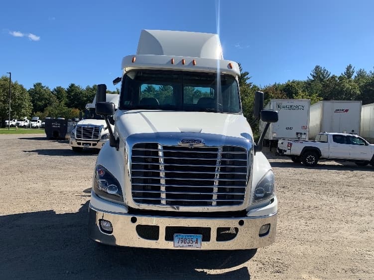 2019 Freightliner Cascadia — photo 2