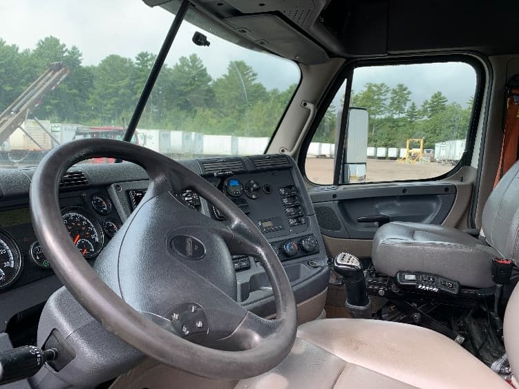2019 Freightliner Cascadia — photo 10