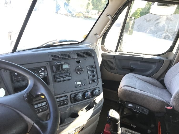 2019 Freightliner Cascadia — photo 10