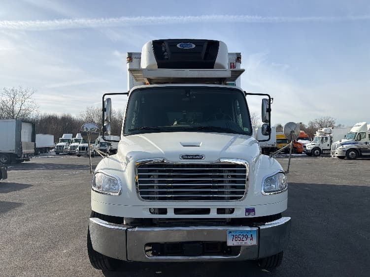 2019 Freightliner M2 106 — photo 2