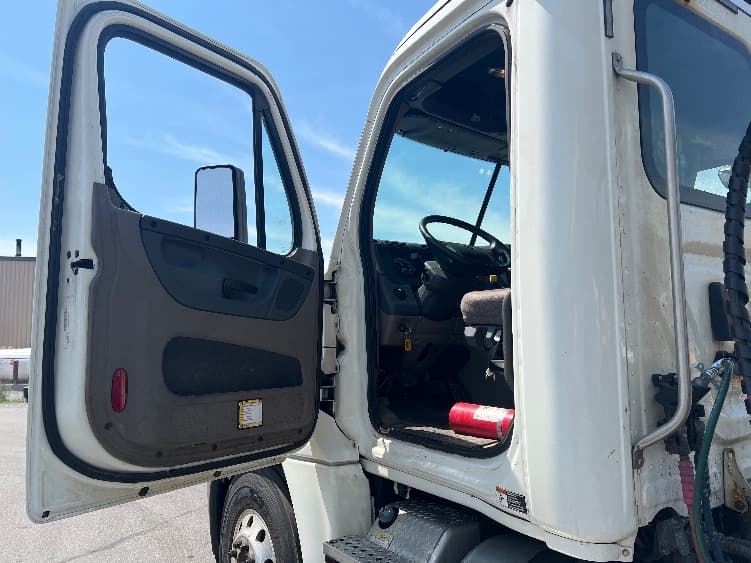 2019 Freightliner Cascadia — photo 9