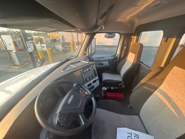2021 Freightliner Cascadia — photo 10