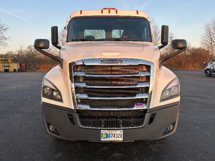2021 Freightliner Cascadia — photo 2