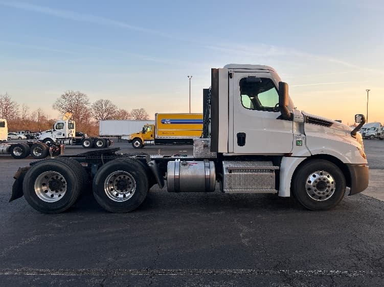 2021 Freightliner Cascadia — photo 8