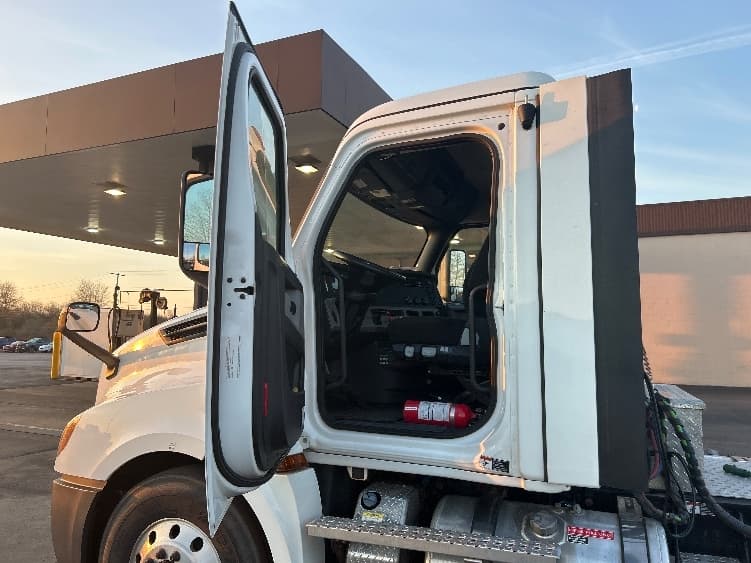 2021 Freightliner Cascadia — photo 9