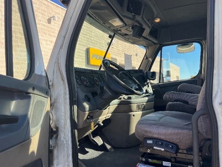 2019 Freightliner Cascadia — photo 8