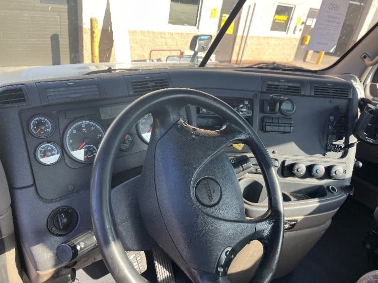 2019 Freightliner Cascadia — photo 9