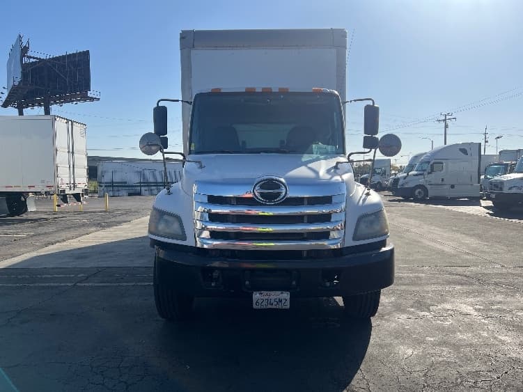 2019 Hino 338 — photo 2