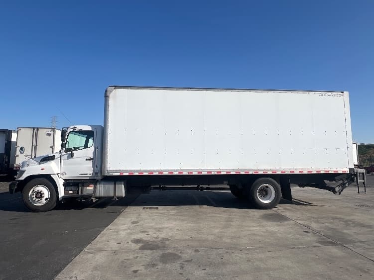 2019 Hino 338 — photo 4