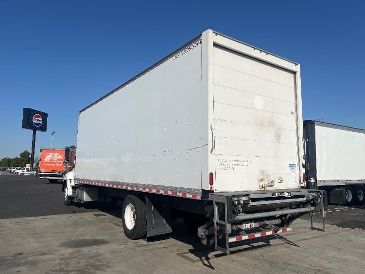 2019 Hino 338 — photo 6