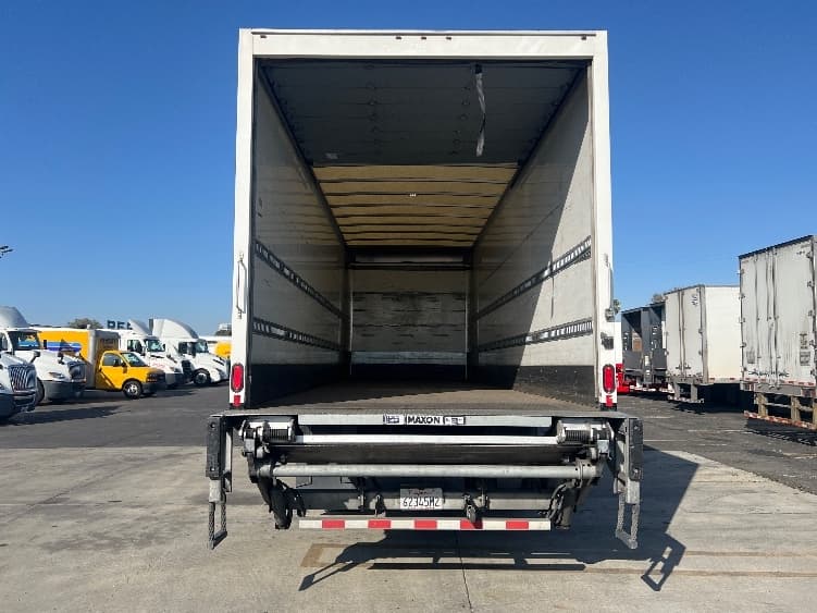 2019 Hino 338 — photo 8