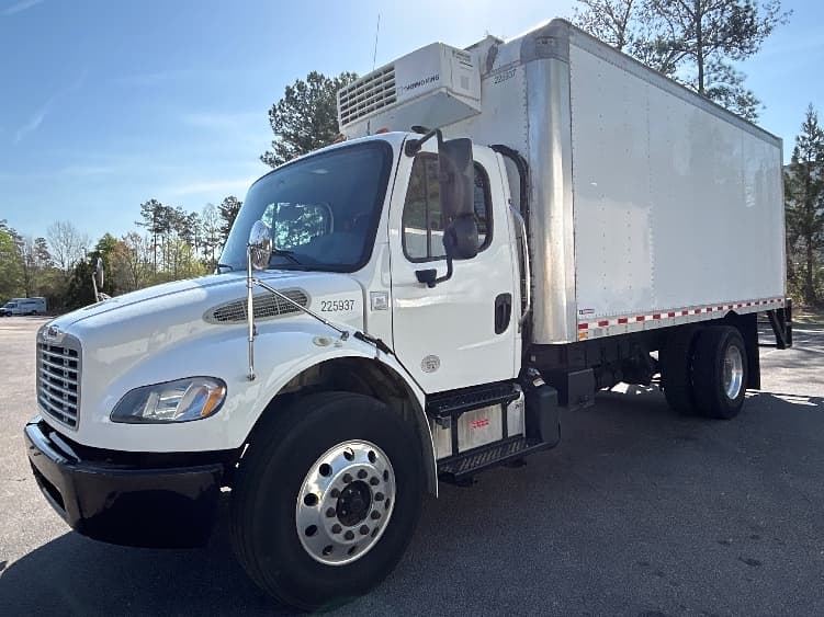 2019 Freightliner M2 106 — photo 3