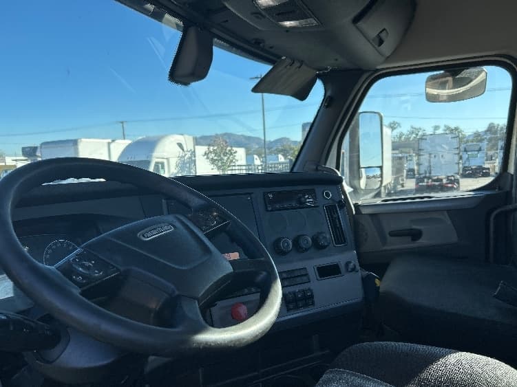2019 Freightliner Cascadia — photo 10