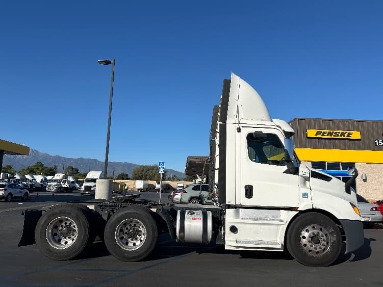 2019 Freightliner Cascadia — photo 8