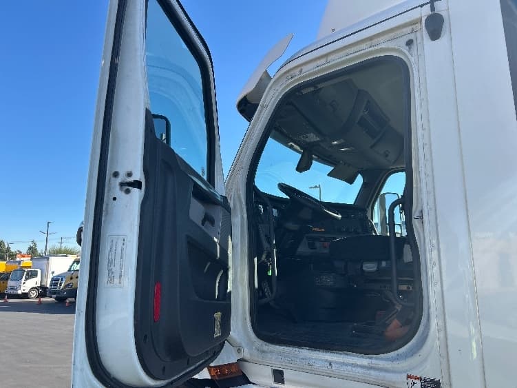 2019 Freightliner Cascadia — photo 9