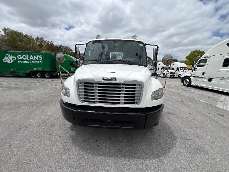 2019 Freightliner M2 106 — photo 2