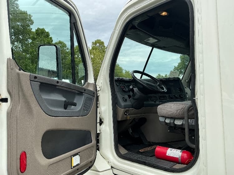 2019 Freightliner Cascadia — photo 9
