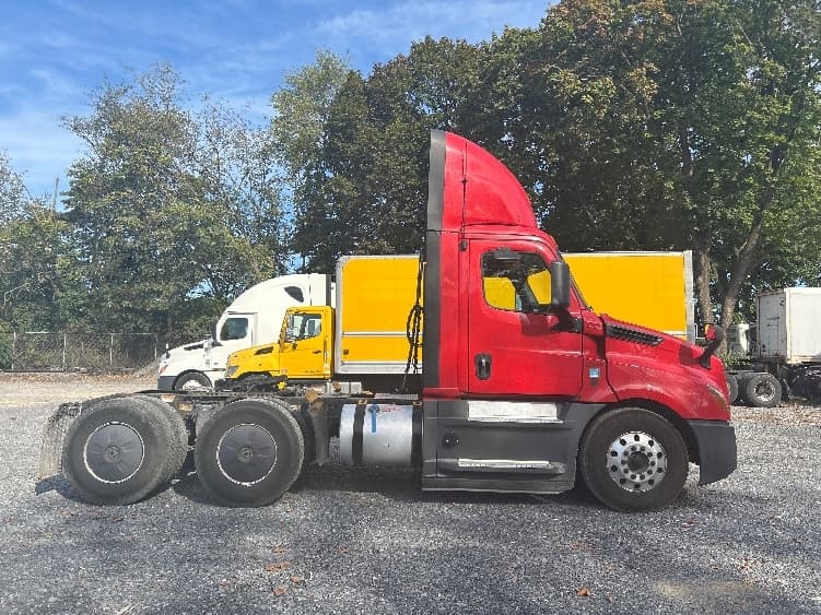 2019 Freightliner Cascadia — photo 8