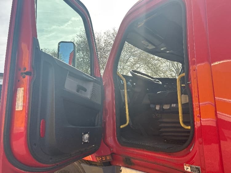 2019 Freightliner Cascadia — photo 9