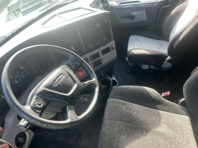 2019 Freightliner Cascadia — photo 10