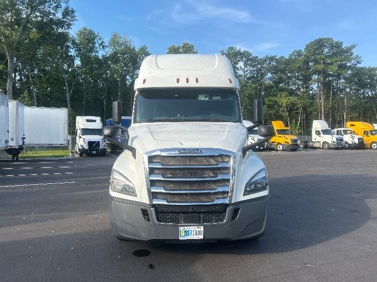 2019 Freightliner Cascadia — photo 2