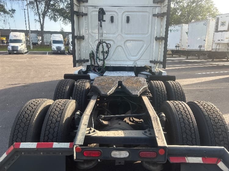 2019 Freightliner Cascadia — photo 6