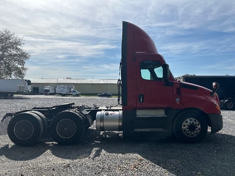 2019 Freightliner Cascadia — photo 8