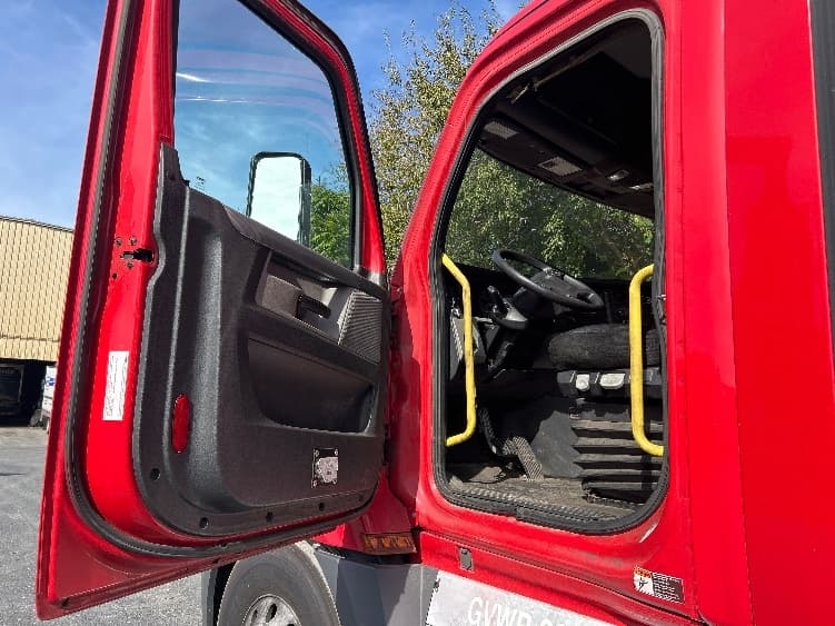 2019 Freightliner Cascadia — photo 9