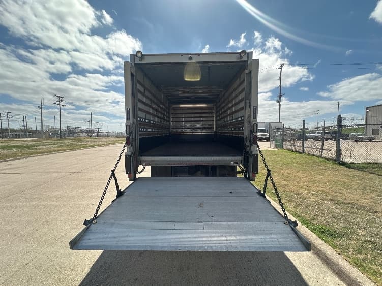 2019 Freightliner M2 106 — photo 8