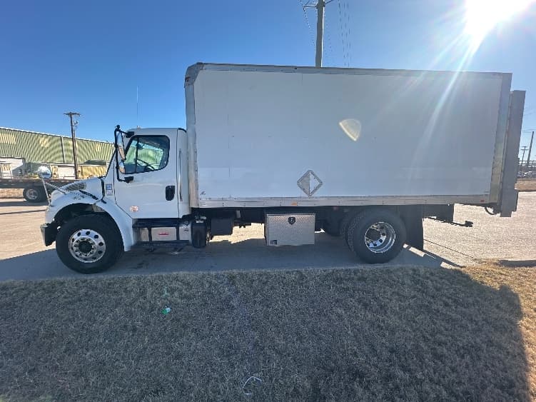 2019 Freightliner M2 106 — photo 4