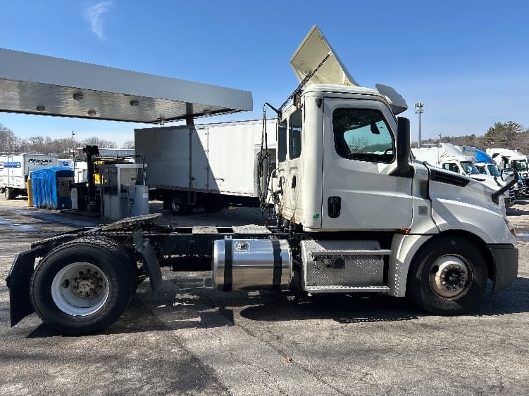 2019 Freightliner Cascadia — photo 8