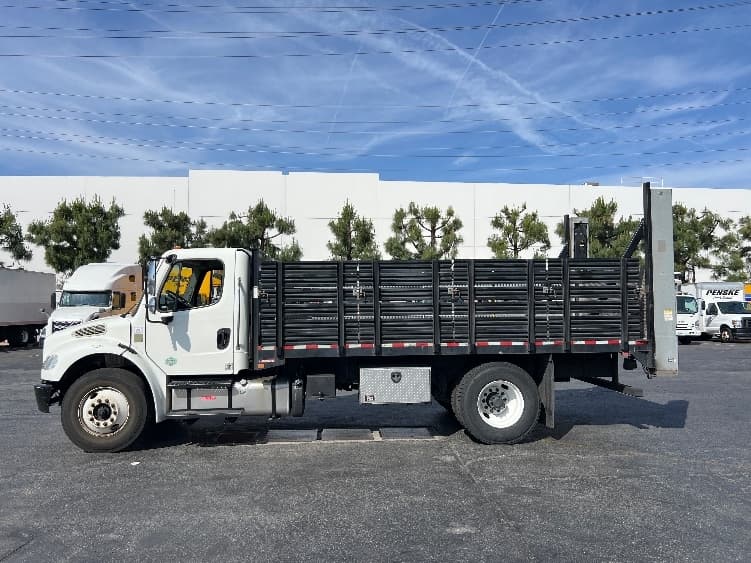 2019 Freightliner M2 106 — photo 4