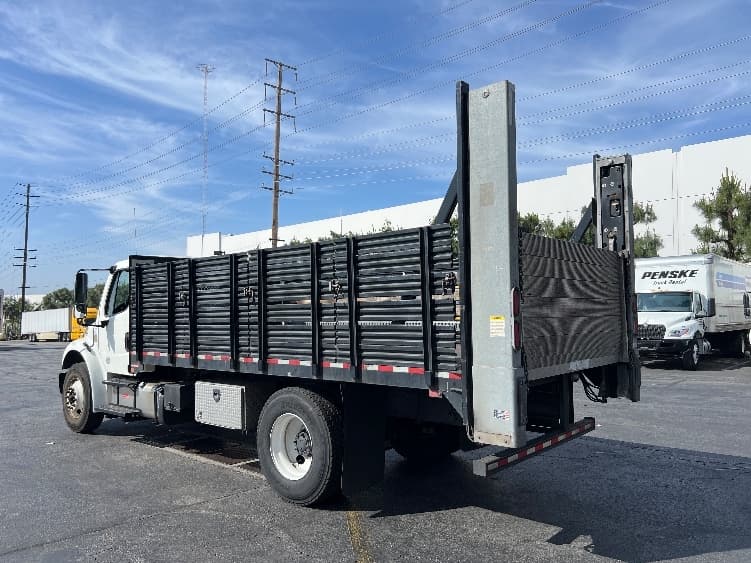2019 Freightliner M2 106 — photo 6