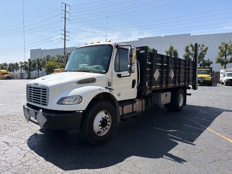2019 Freightliner M2 106 — photo 3