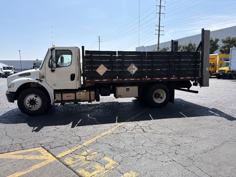 2019 Freightliner M2 106 — photo 4