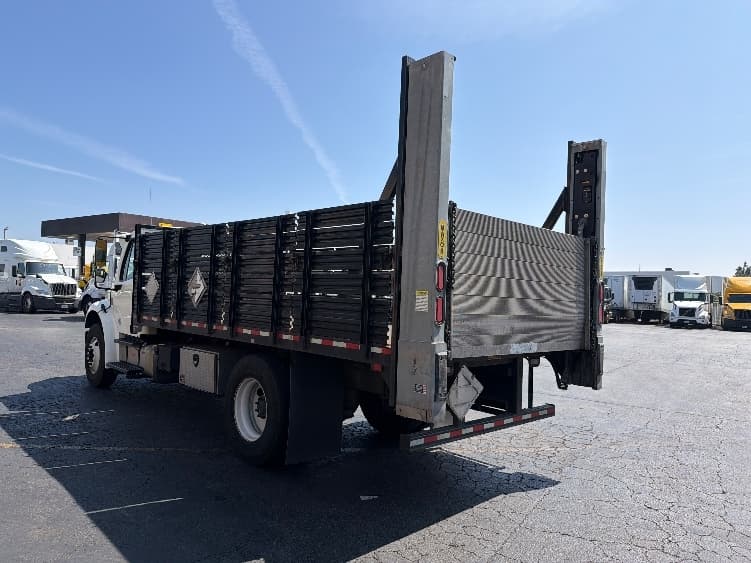 2019 Freightliner M2 106 — photo 6