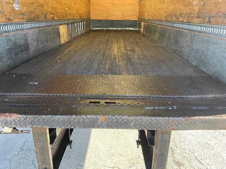 2019 Freightliner M2 106 — photo 9